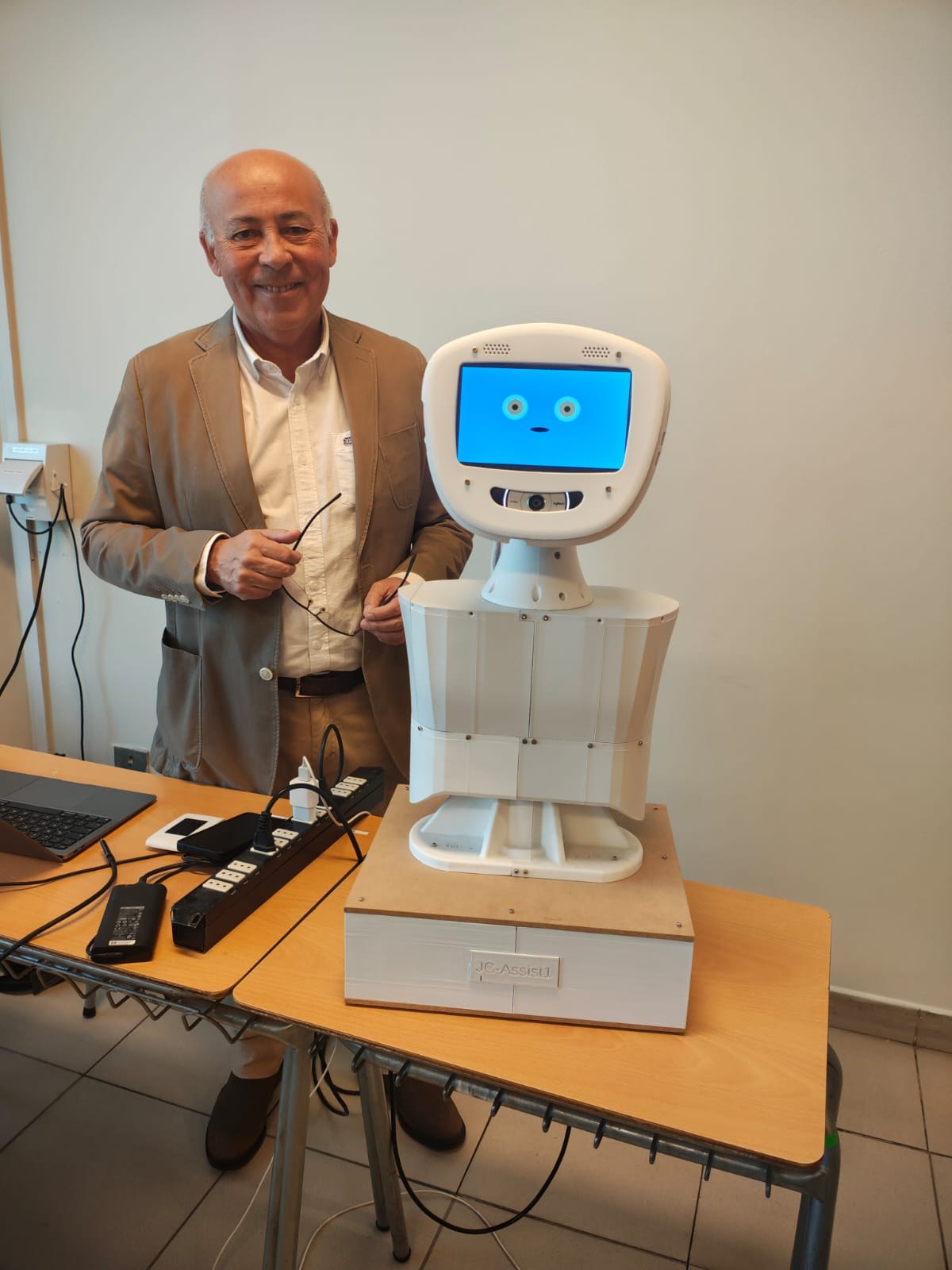 Jorge Carrillo junto a Robot JC, desarrollo independiente de robótica e inteligencia artificial
